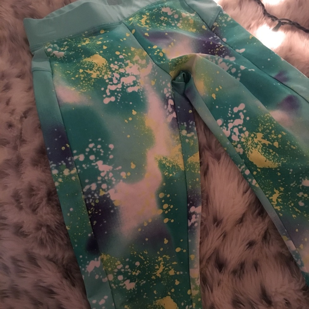 Kohl’s Capri multi colored leggings